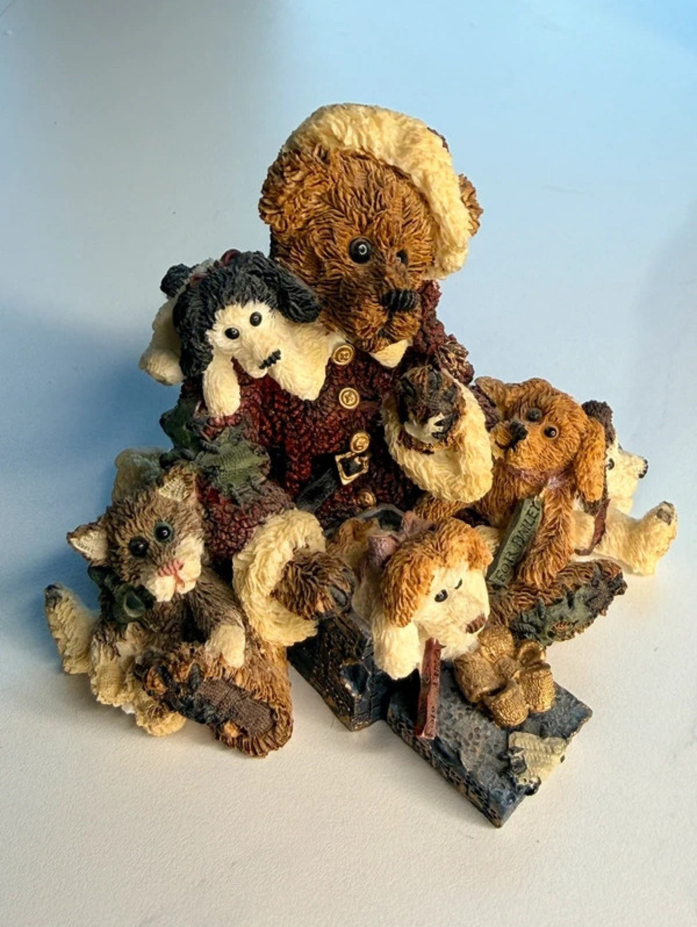 Boyds Bears Kringle and Company #2283 Bearstone Collection Santa Dogs Cat 1996